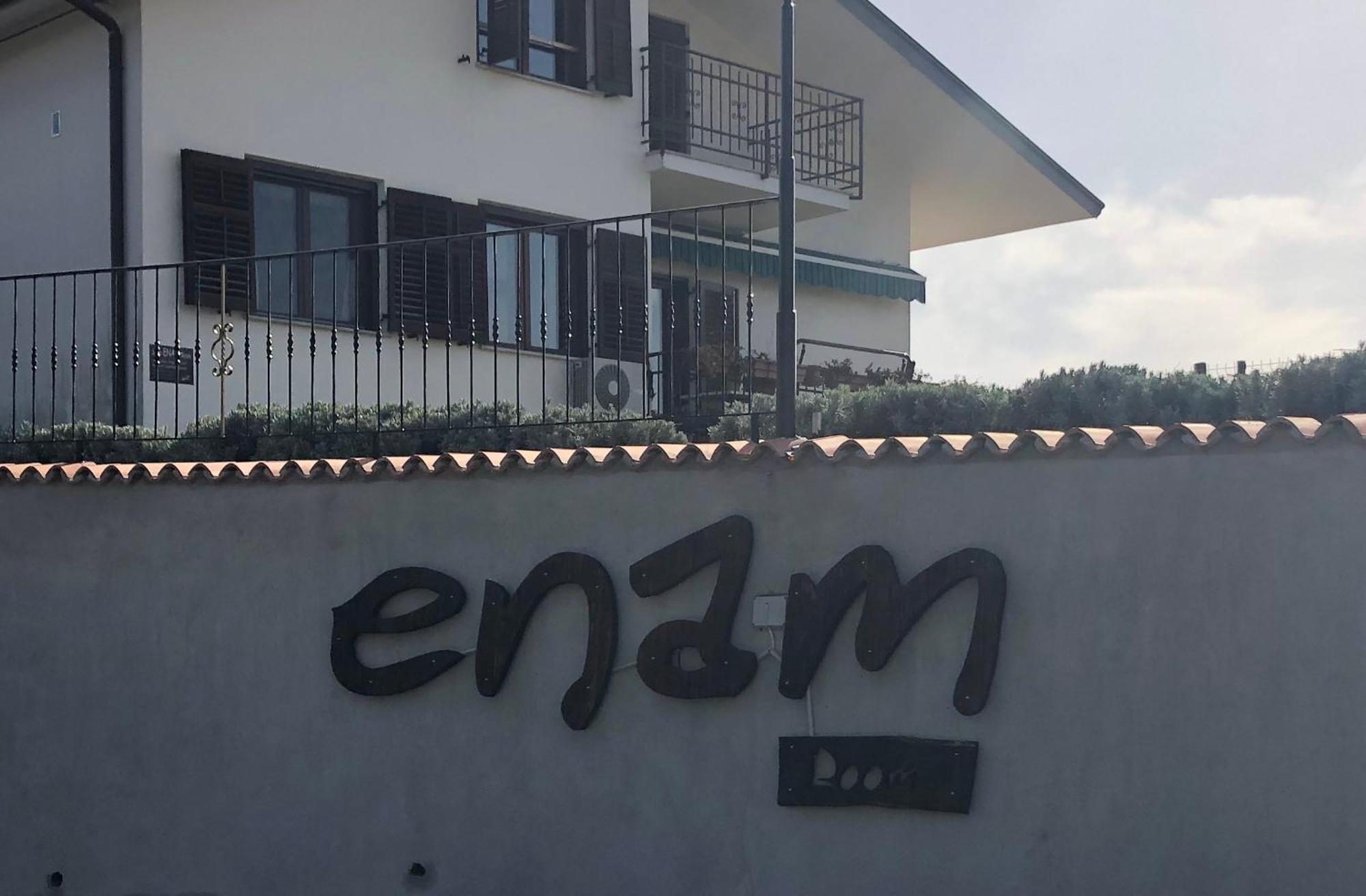 Enam Room Kojsko Eksteriør billede